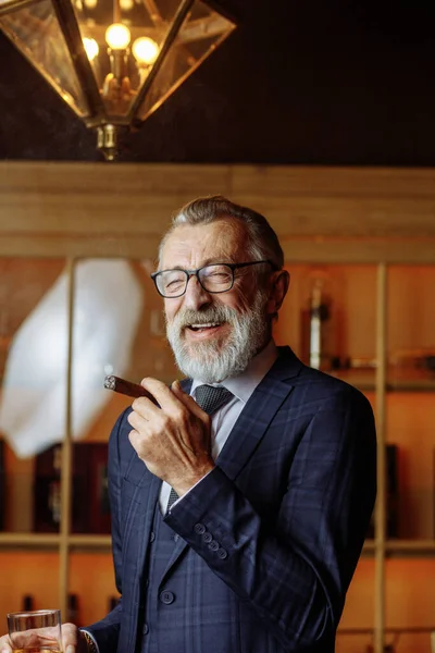 Oudere zakenman in formeel pak met whisky en sigaar bij lux — Stockfoto