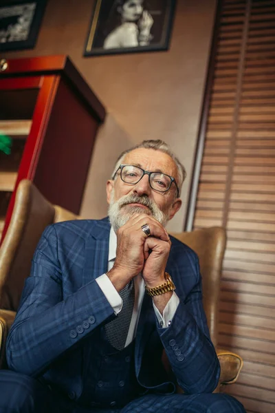 Anciano hombre de negocios en traje formal con whisky y cigarro en el interior de lujo — Foto de Stock