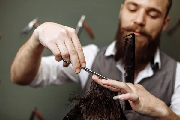 Barbiere. Un uomo con la barba nel negozio di barbiere. Moderno parrucchiere — Foto Stock