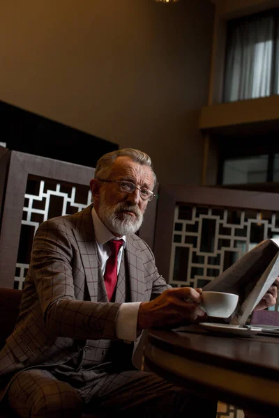 Viejo Empresario con portátil en la pausa de café en su concepto de oficina — Foto de Stock