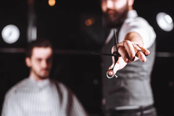 Zbliżenie fryzjer gospodarstwa profesjonalne narzędzia sprzęt fryzjerski-nożyczki — Zdjęcie stockowe