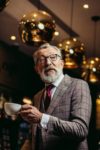 Hombre de negocios mayor beber café cerca del mostrador de bar en el descanso oscuro — Foto de Stock