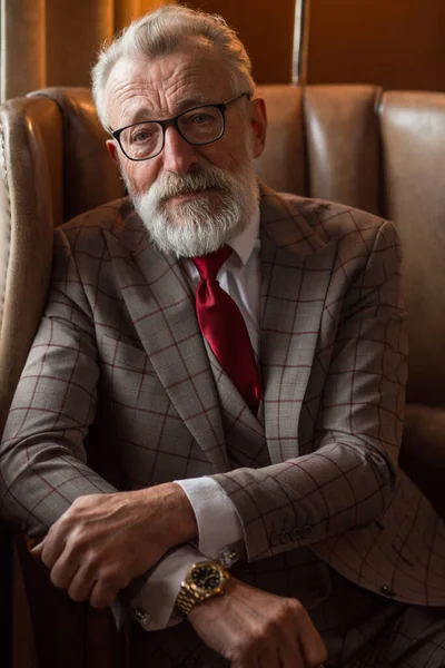 Tonificado retro estilo retrato de hombre de negocios sentado en sillón en la oficina — Foto de Stock