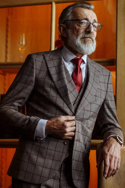 Tonificado retro estilo retrato de hombre de negocios sentado en sillón en la oficina — Foto de Stock