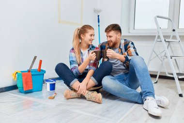 Molada resim yapan çift kahve içiyor.