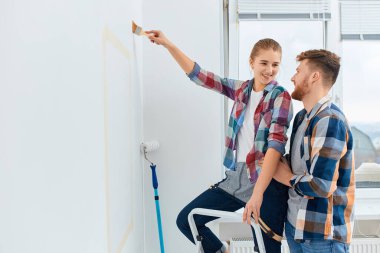 Genç mutlu çift dairelerini tamir ediyor.