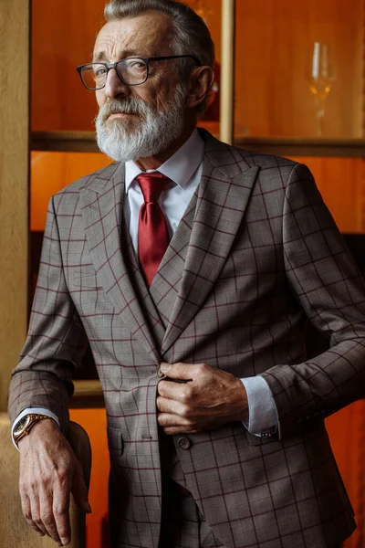 Tonificado retro estilo retrato de hombre de negocios sentado en sillón en la oficina — Foto de Stock