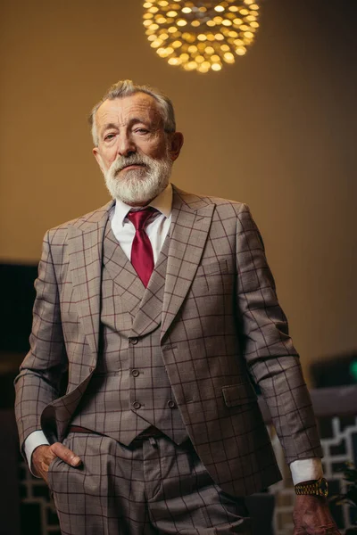 Retrato estilo de homem de negócios sentado em poltrona no escritório — Fotografia de Stock