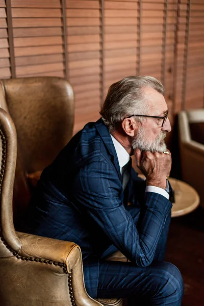 Anciano hombre de negocios en traje formal con whisky y cigarro en lux — Foto de Stock