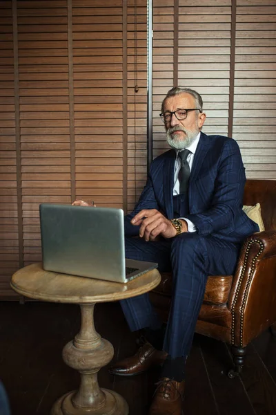 Drammaturgo senior che guarda il computer portatile, crea romanzi mentre è seduto al pub. — Foto Stock