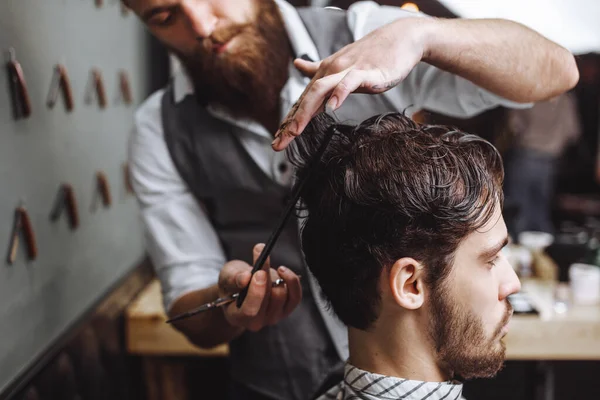 Fryzjer. Facet z brodą w salonie fryzjerskim. Nowoczesne salon fryzjerski — Zdjęcie stockowe