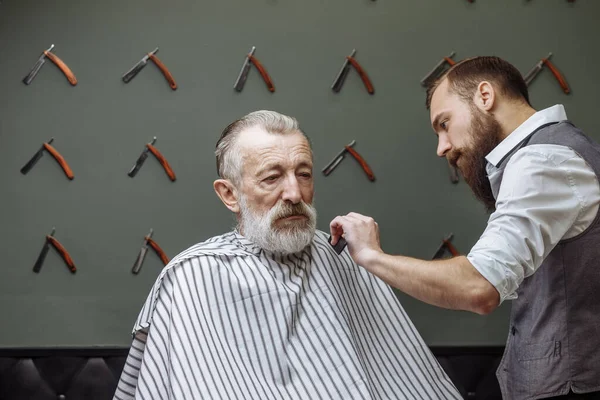 Uomo anziano in visita parrucchiere in negozio di barbiere. — Foto Stock