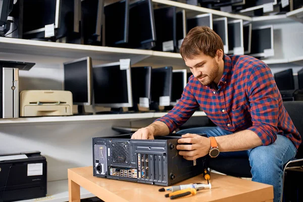 Geweldige man met een aantal problemen met PC — Stockfoto