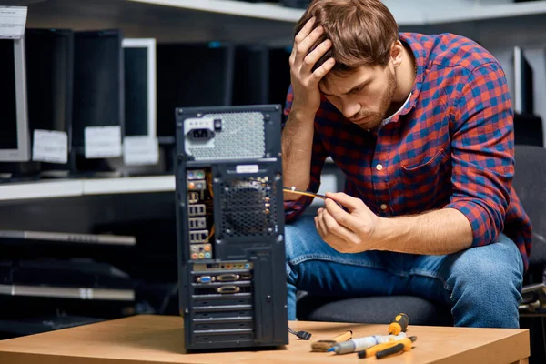 Úžasný chlap přemýšlí o opravě PC — Stock fotografie