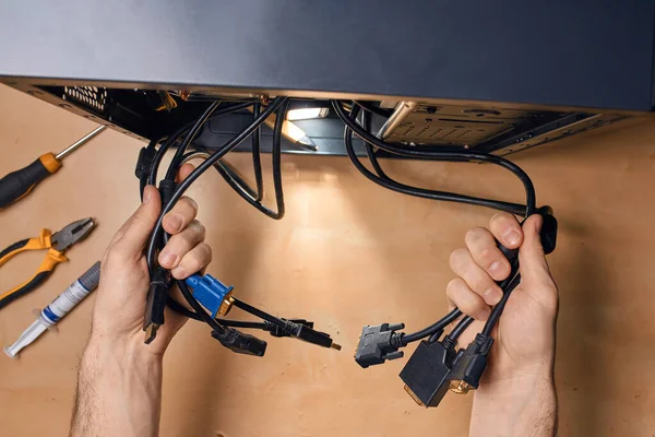Человек, разделяющий провода компьютера — стоковое фото