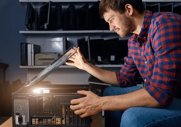 Man die werkt op een kleine computer reparatie bedrijf — Stockfoto