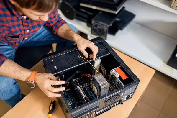 Man die de draden binnenshuis verbindt — Stockfoto