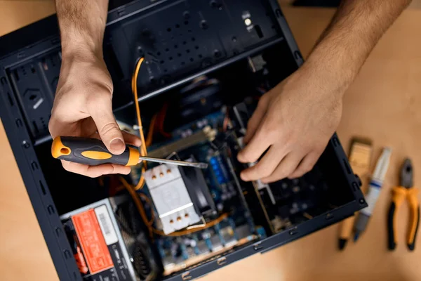 Technicus oplossen probleem met PC .computer onderhoudstechnicus, — Stockfoto