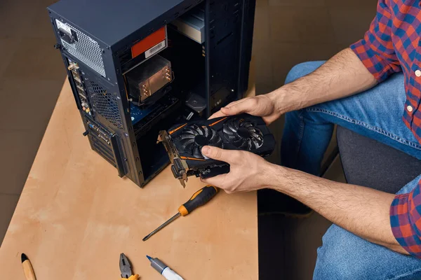 Man onderhoudt computerapparatuur — Stockfoto