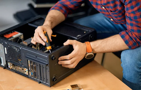 Mens die computersysteem eenheid samenstelt — Stockfoto