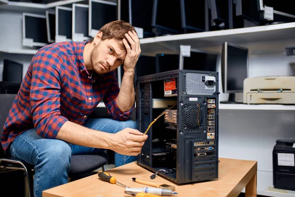 Intrigado bonito homem não pode resolver o problema do computador — Fotografia de Stock