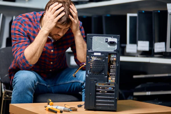 Pria sedih yang tidak bahagia dengan tangan di atas kepalanya telah merusak komputer — Stok Foto