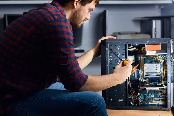 Professioneel personeel demonteren en reinigen van uw oude computer — Stockfoto