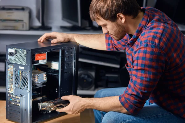 Toung man is begonnen met computer reparatie bedrijf — Stockfoto