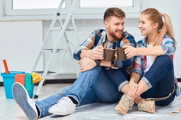 Pintura casal na pausa beber café — Fotografia de Stock