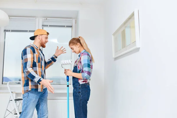 Male painter scoulds his female painter for made mistake — Stock Photo, Image