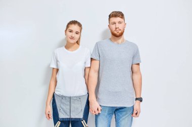 Güzel, genç ve mutlu bir çift, gülümsüyor.