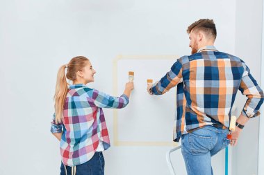 Dama takımındaki genç ressamlar içeride çalışan bigudileri giyerler.