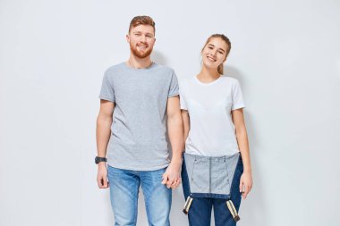 Güzel, genç ve mutlu bir çift, gülümsüyor.