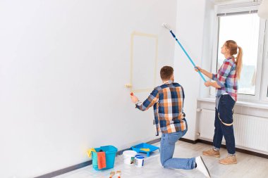 Genç mutlu çift dairelerini tamir ediyor.