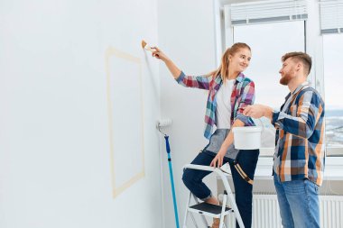 Genç mutlu çift dairelerini tamir ediyor.