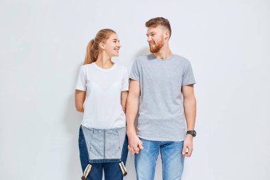 Güzel, genç ve mutlu bir çift, gülümsüyor.