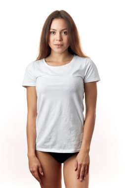 Tişört ve pantolon içinde güzel bir kız.