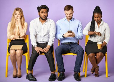 Çok ırklı genç adaylar gergin bir şekilde iş görüşmesini bekliyor.