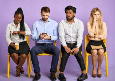 Uluslararası öğrenciler gergin bir şekilde sınavı bekliyor.