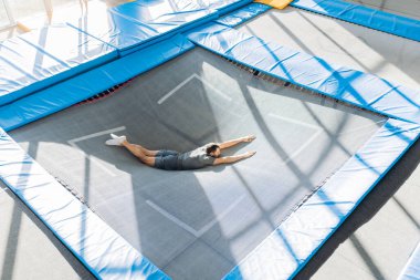 Zıplayan adam zıplıyor.