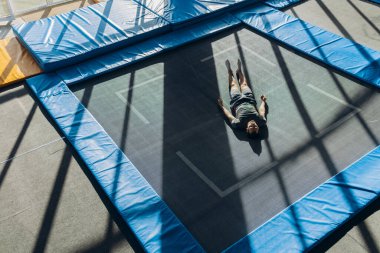 Yalnızlık. Adam paspasın üzerinde yatıyor.