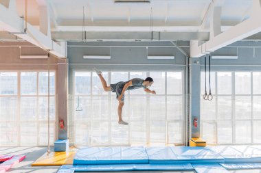 Genç, korkmuş sporcu paspasa düşüyor.