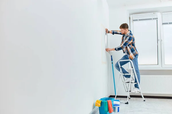 Parede de medição de designer de interiores com régua flexível em apartamento branco vazio — Fotografia de Stock