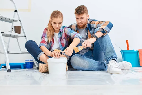 Paar nemen een pauze van het schilderen van de muren — Stockfoto