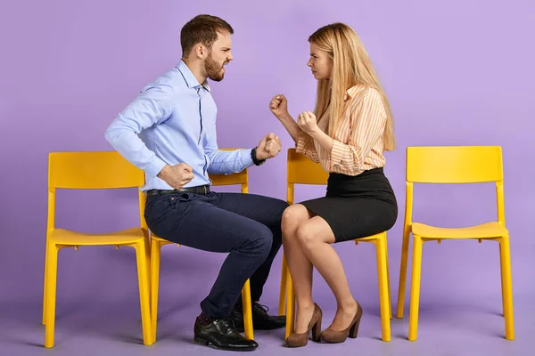 Jóvenes estudiantes masculinos y femeninos bromeando y jugando a los puños — Foto de Stock