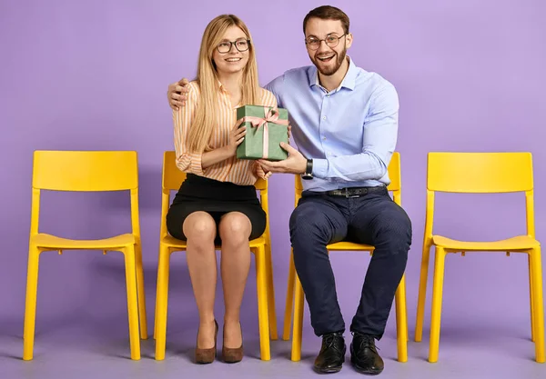 Mulher sorridente recebe presente de aniversário feliz de seu amigo masculino — Fotografia de Stock