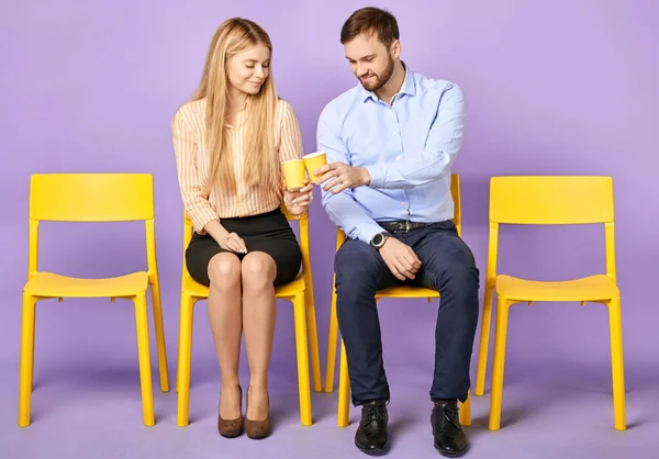 Menina e homem sorriem e aplaudem com xícaras de café durante o coffee break — Fotografia de Stock