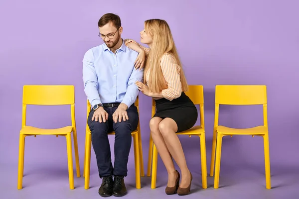 Menina bonita reconfortante e apoiando cara bonito triste — Fotografia de Stock