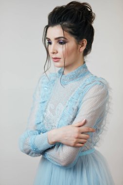 Ciddi, genç ve güzel bir bayan.