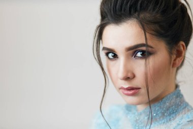 Arap makyajlı harika bir kız. Gençlik ve Cilt Bakımı